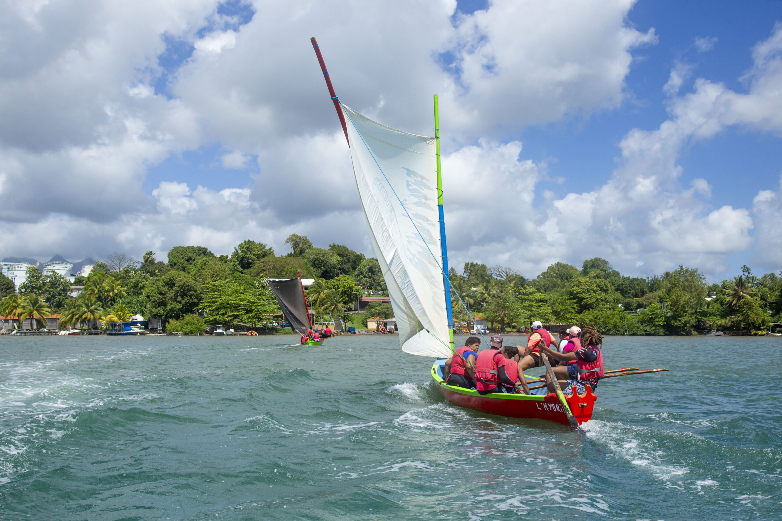 yole en train de naviguer en martinique
