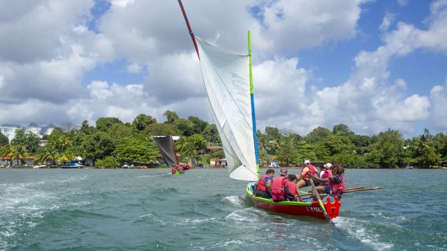 yole en train de naviguer en martinique